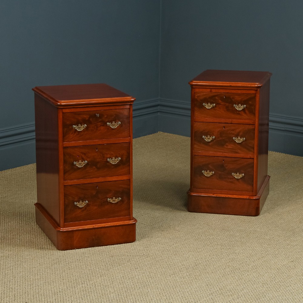 Antique English Pair of Victorian Flame Mahogany Bedsides Chests (Circa 1880)