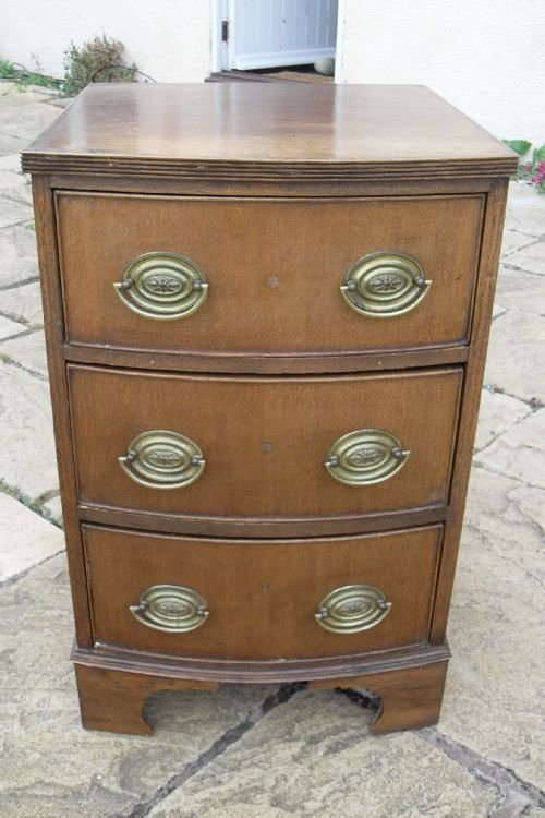 Lovely Bow Fronted Oak Chest of Drawers