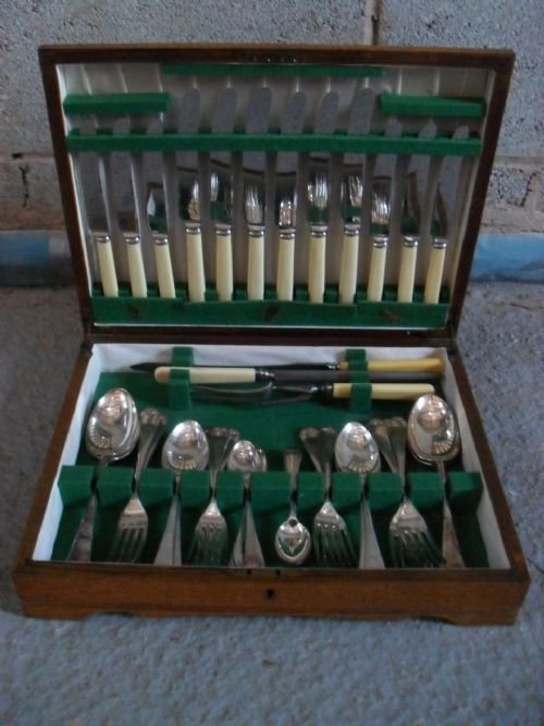 Oak Cased Six Piece Cutlery Set