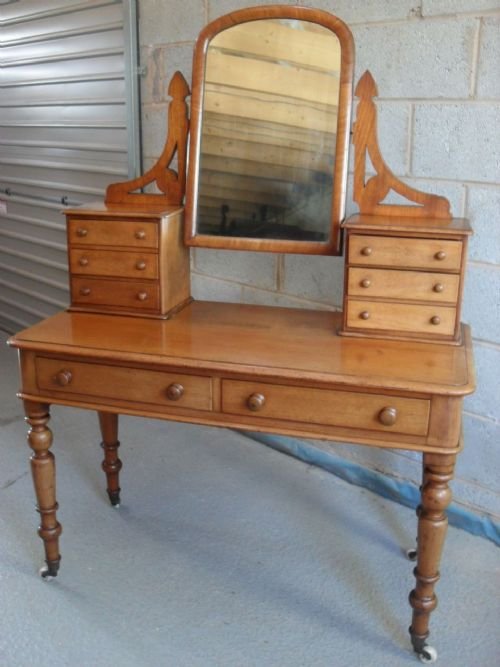 Victorian Light Mahogany Mirror Back Dressing Table