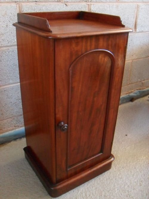 Victorian Mahogany Bedside Pot Cupboard/cabinet