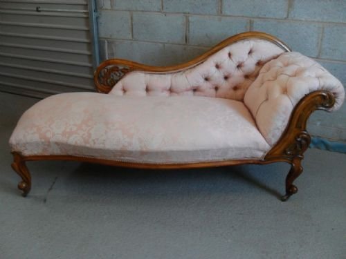 Beautiful Victorian Button Upholstered Carved Walnut Chaise Longue