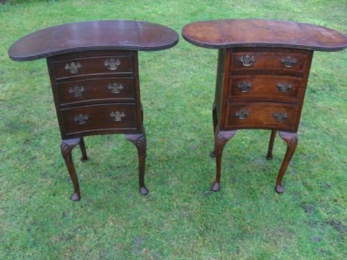 Lovely Matched Pair of Edwardian Walnut and Mahogany Kidney Leaf Bedside Chests