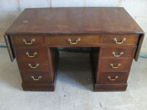 Superb Quality 19th Century Panelled Mahogany Pedestal Desk