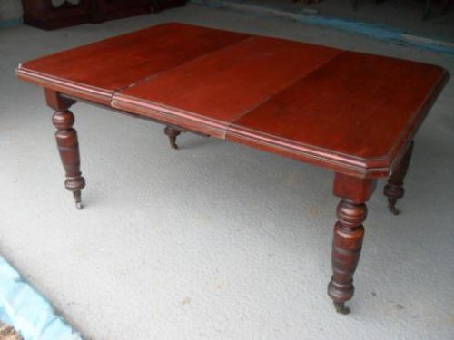 Victorian Mahogany Wind-out Dining Table on Turned Legs