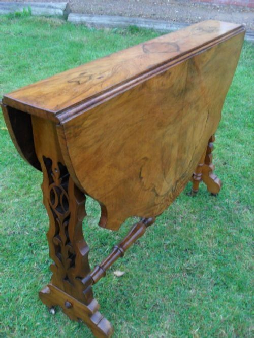 Beautiful Victorian Walnut Fancy Oval Top Sutherland Table