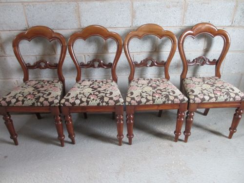 Superb Set of 4 Victorian Mahogany Arched Balloon and Carved Bar Back Dining Chairs