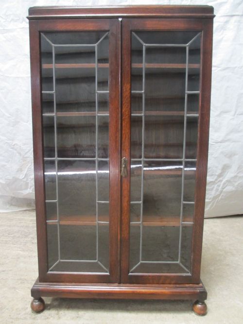 Lead Glazed Oak 2 Door Bookcase with Key