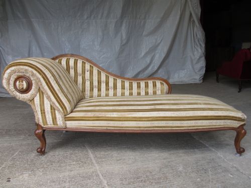 Victorian Walnut Show Wood Scroll Back Button Upholstered Chaise Longue Sofa