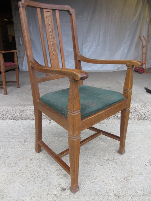 PAIR OF EDWARDIAN OAK ARTS CRAFTS OPEN CARVER ARMCHAIRS WITH UPHOLSTERED DROP IN SEATS CARVED SLOT BACK TAPERING AND FLUTED SUPPORTS WITH FOUR STRETCHERS - ADDITIONAL PHOTO 4