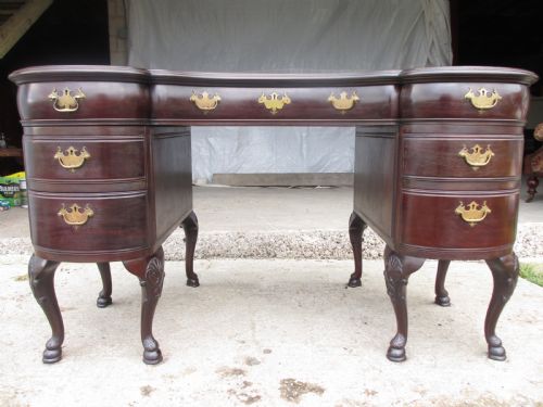 Victorian Mahogany Kidney Shaped Pedestal Desk