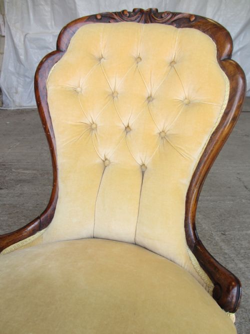 VICTORIAN MAHOGANY SPOON AND BUTTON BACK NURSING CHAIR - ADDITIONAL PHOTO 3