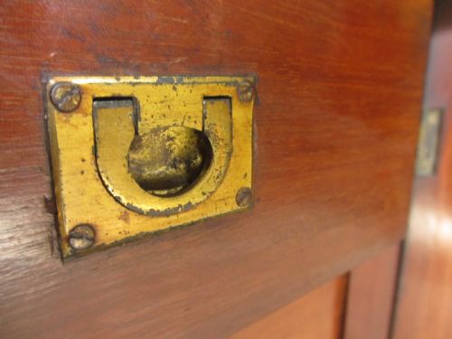 19TH CENTURY WALNUT AND MAHOGANY COLLECTORS CAMPAIGN STYLE 4 DRAWER CABINET - ADDITIONAL PHOTO 7