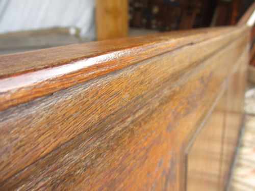 18TH CENTURY PANELLED BACK CROSSBANDED OAK SETTLE - ADDITIONAL PHOTO 4