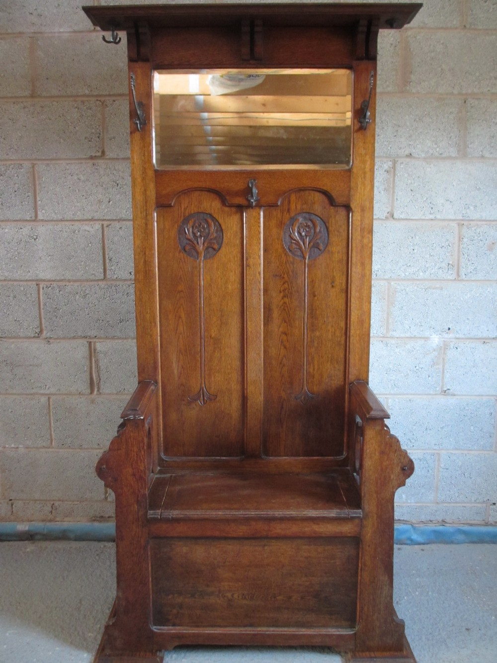 Superb Arts and Crafts golden Oak hall stand settle