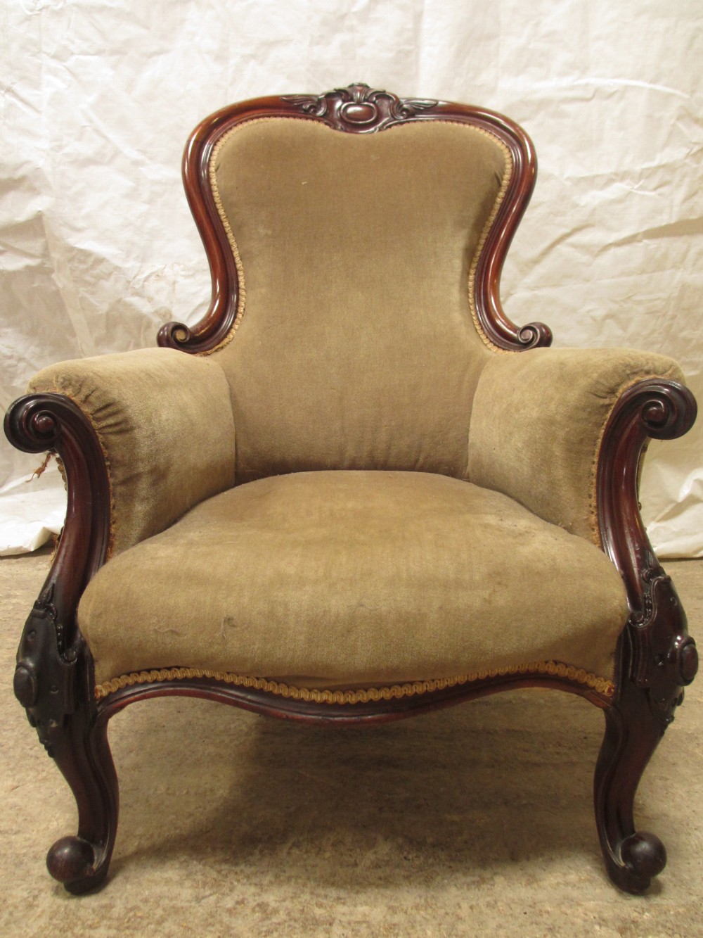 Lovely Victorian carved showood Mahogany spoon back upholstered armchair