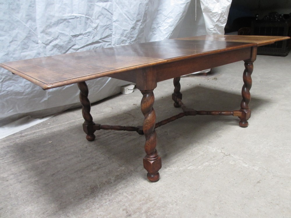 Superb solid Oak draw-leaf dining extending dining table with 2 leaves