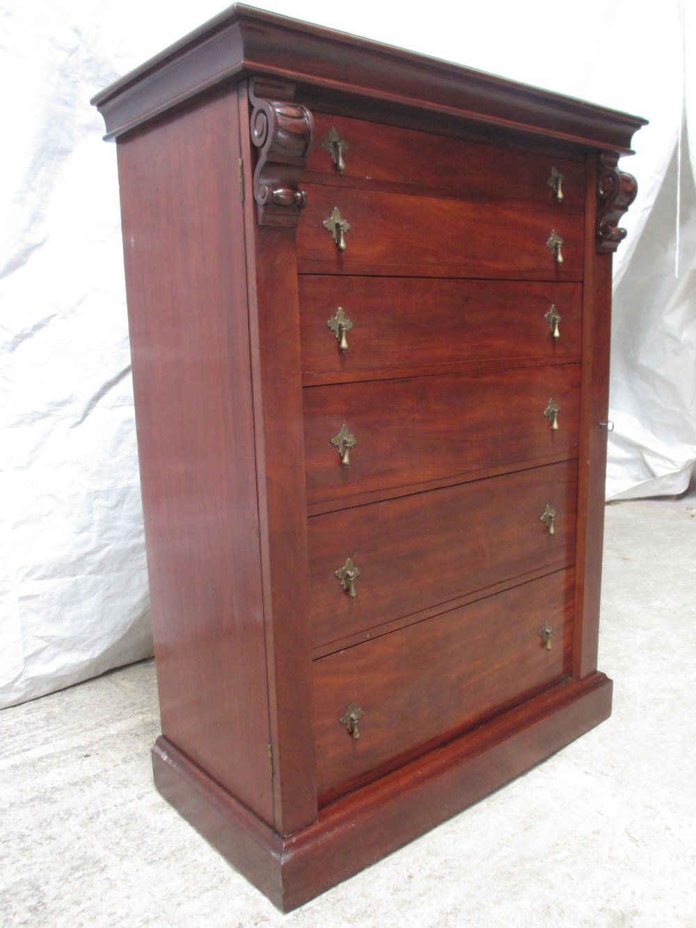 19th Century quality Mahogany graduating drawer wide Wellington chest