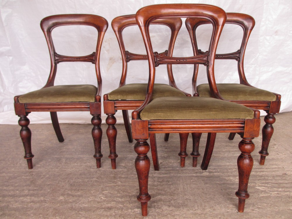 Set of 4 mid 19th Century Mahogany balloon bar back dining chairs