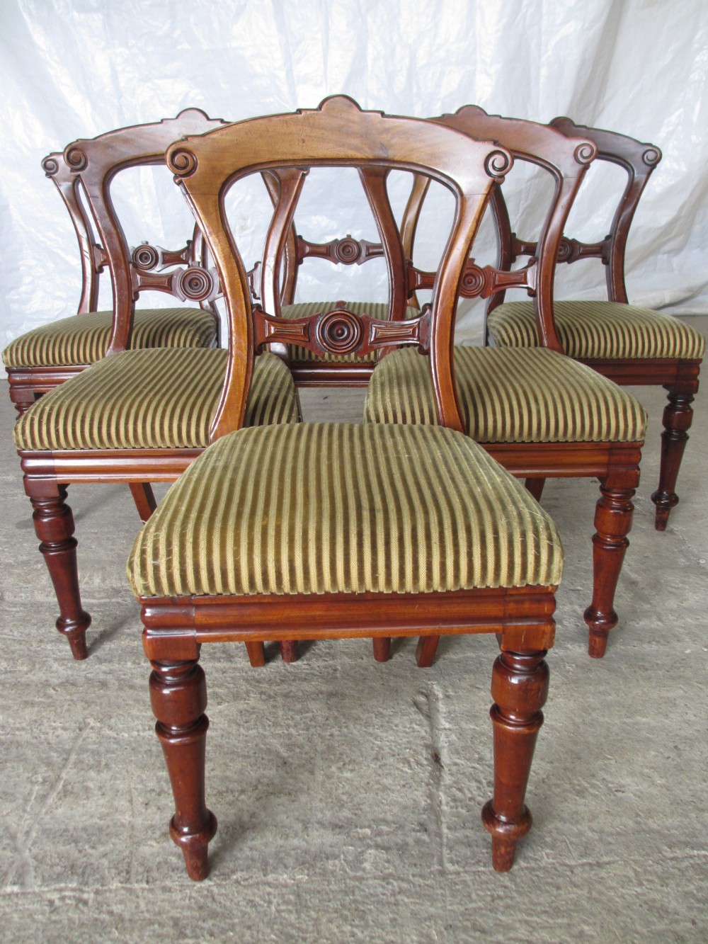 Set of 6 Victorian Mahogany shaped balloon bar back dining chairs