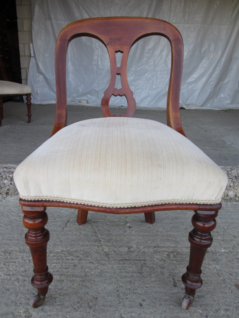 Set of 4 Victorian mahogany arched splat back dining chairs with overstuffed seats on turned forelegs View IV