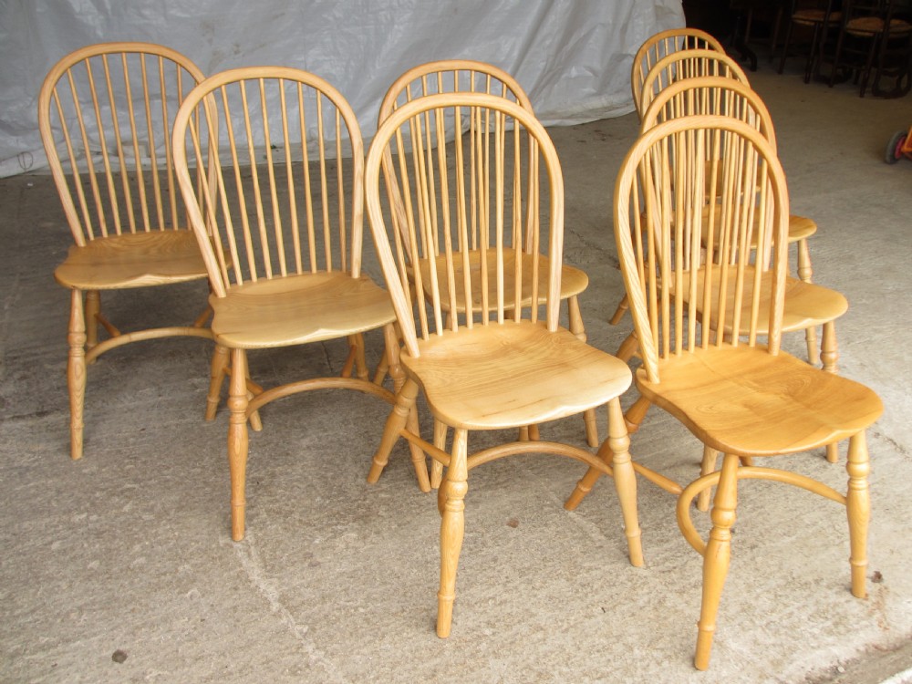 Set of eight stick back elm seated windsor dining chairs splayed supports curved stretcher c1920