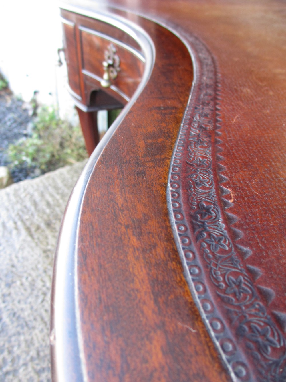 Edwardian Mahogany kidney writing desk with tooled leather and 3 drawers View V