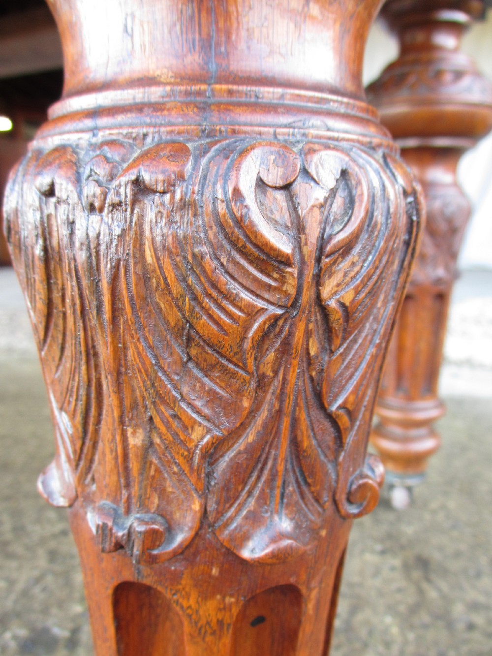Victorian carved oak dining table with bulbous carved and tapering fluted legs on castors View IX