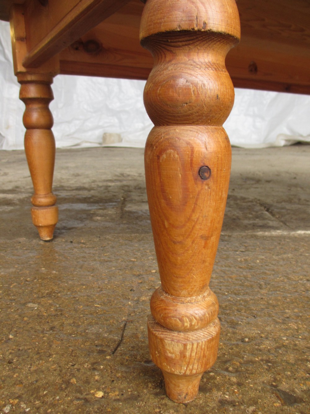 Victorian pine coffee table on turned legs View V