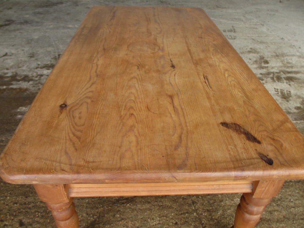 Victorian pine coffee table on turned legs View VI