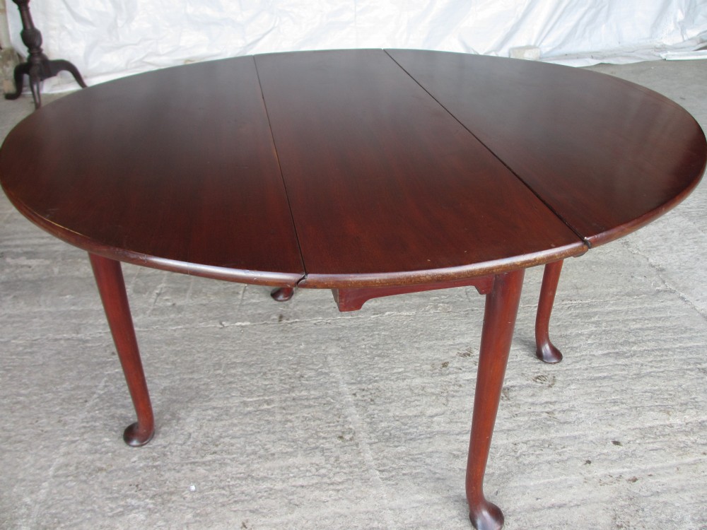 Georgian mahogany oval drop leaf gateleg dining table