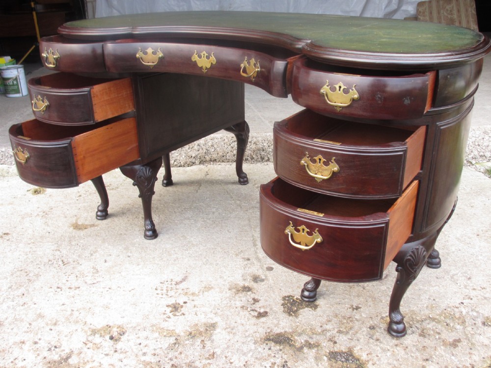 Victorian mahogany kidney shaped pedestal desk  View VIII