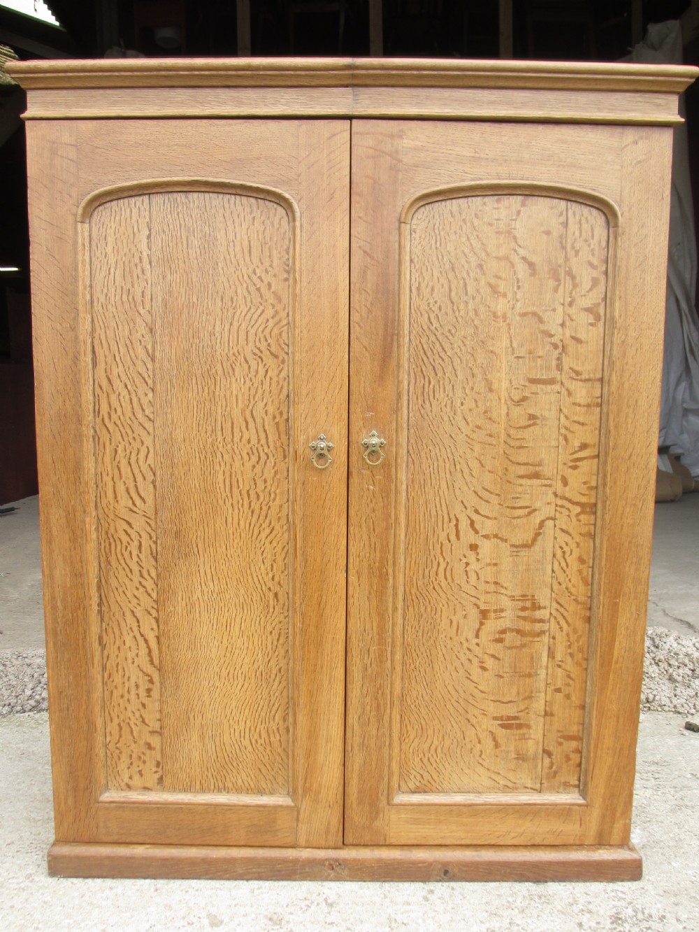 Victorian good quality golden oak cupboard