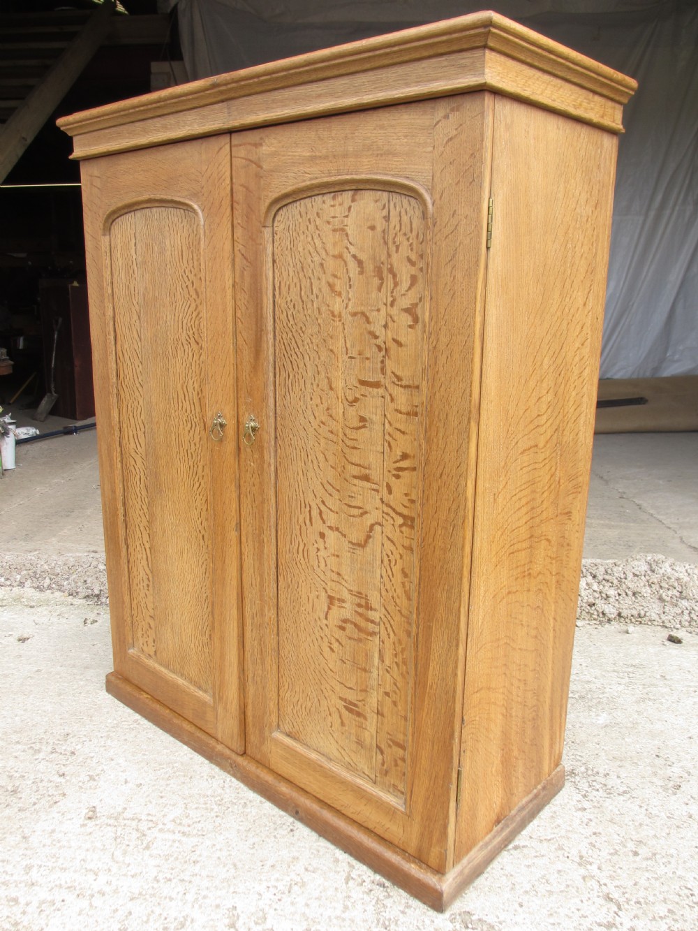 Victorian good quality golden oak cupboard View II