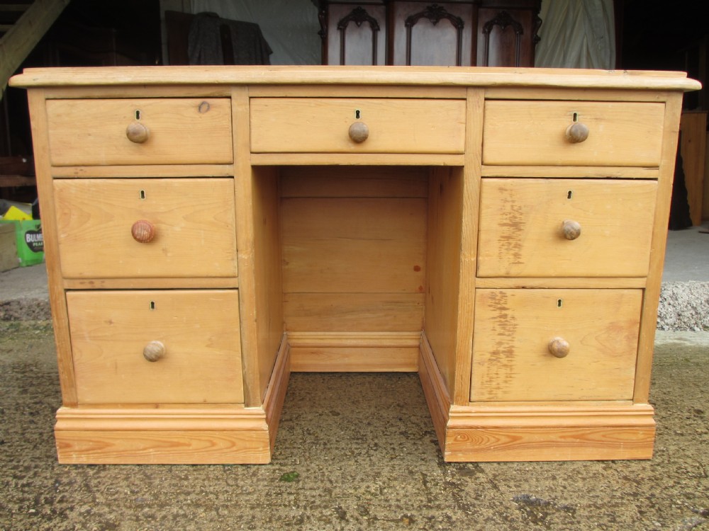 Victorian Pine Pedestal desk - Deep tapering drawers
