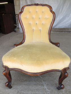VICTORIAN MAHOGANY SPOON AND BUTTON BACK NURSING CHAIR