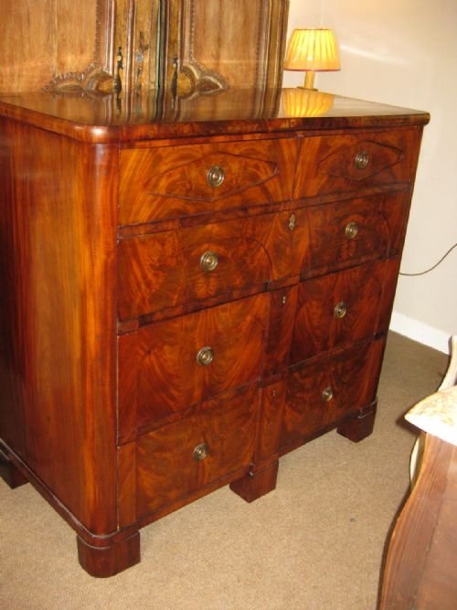 Chest of Drawers in Mahogany