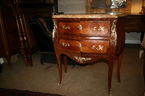 Louis 15 Bombe Style Commode