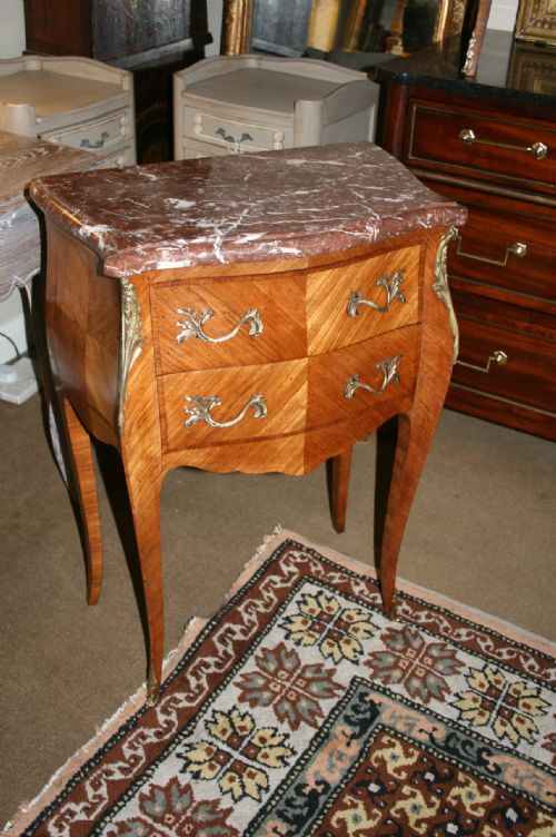 Very Small Bombe Commode