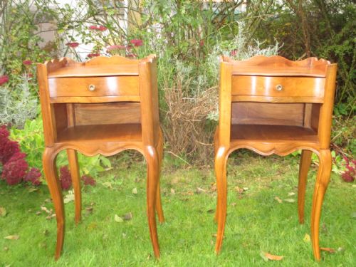 Pair of Walnut Bedside Tables



pretty Pair of Bedside Tables