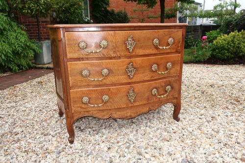 18th Century Serpentine Fronted Commode in Walnut