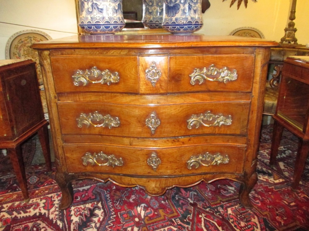 Louis XV Serpentine commode in Cherry-wood 