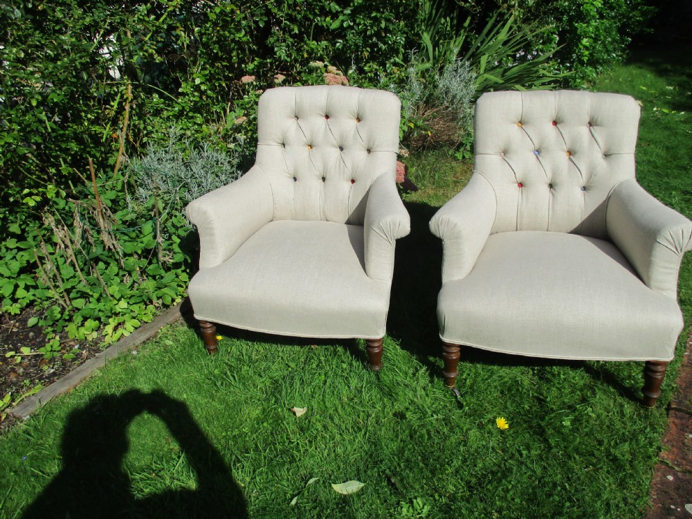 Pair of button-back armchairs View II