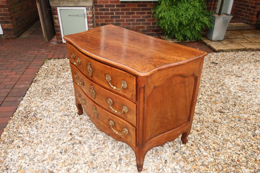 18th Century serpentine fronted commode in walnut View IV