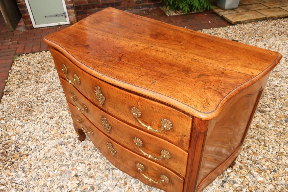 18th Century serpentine fronted commode in walnut View V