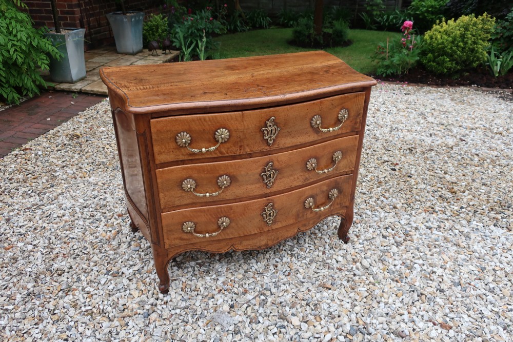 18th Century serpentine fronted commode in walnut View VI