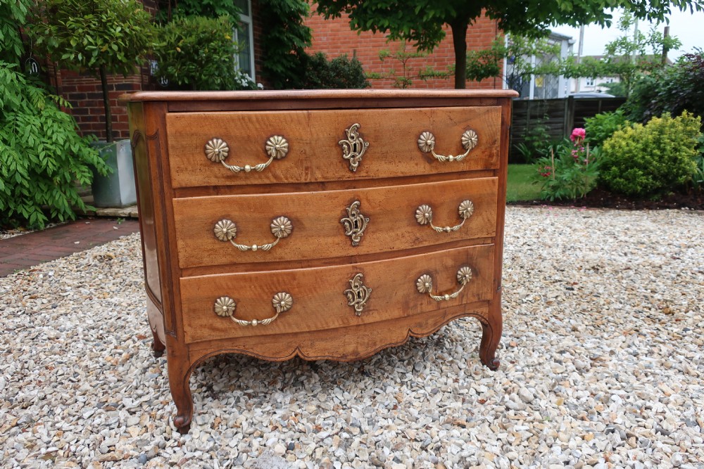 18th Century serpentine fronted commode in walnut View VII