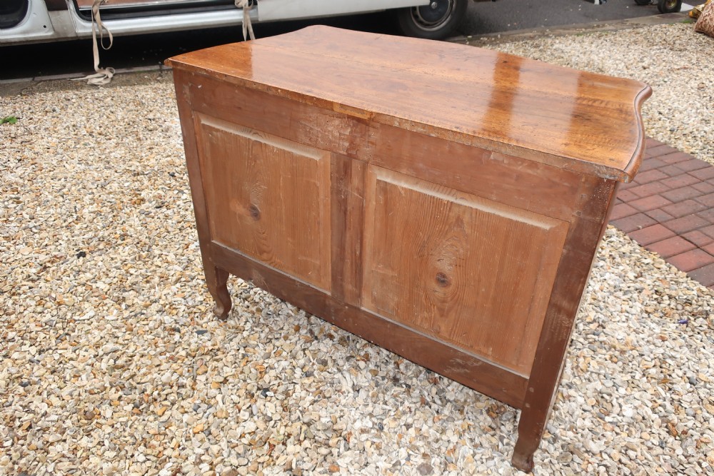 18th Century serpentine fronted commode in walnut View IX