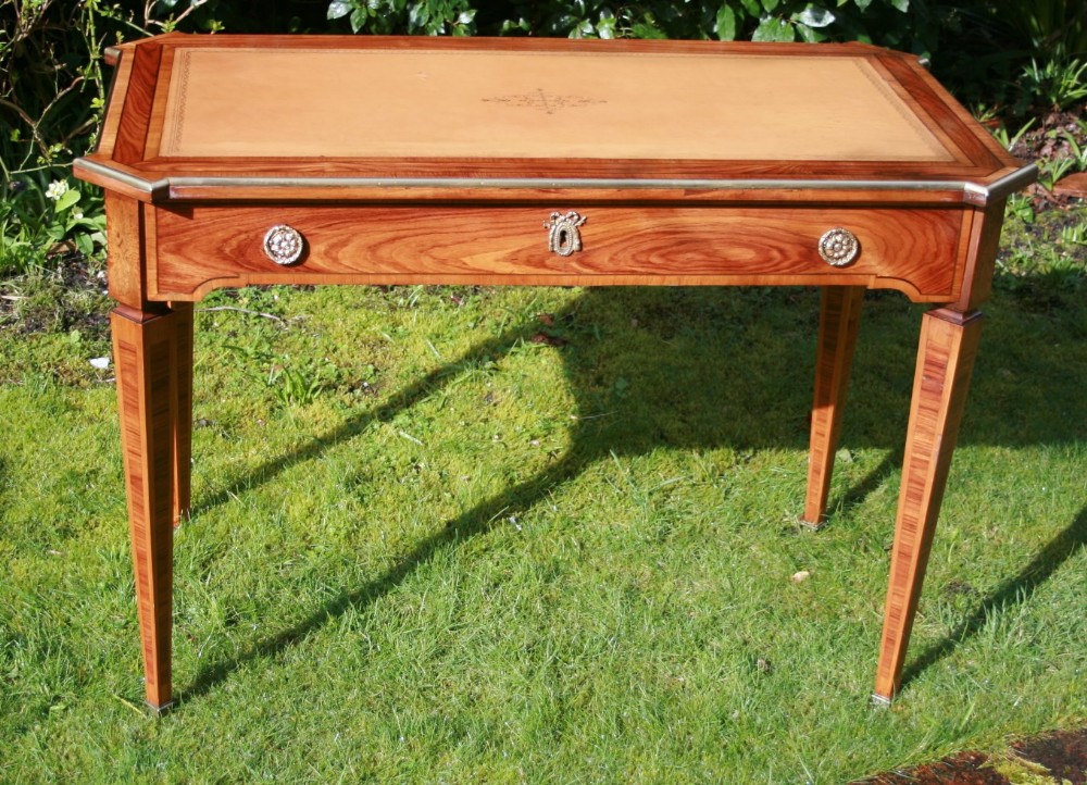 Pretty french writing table 