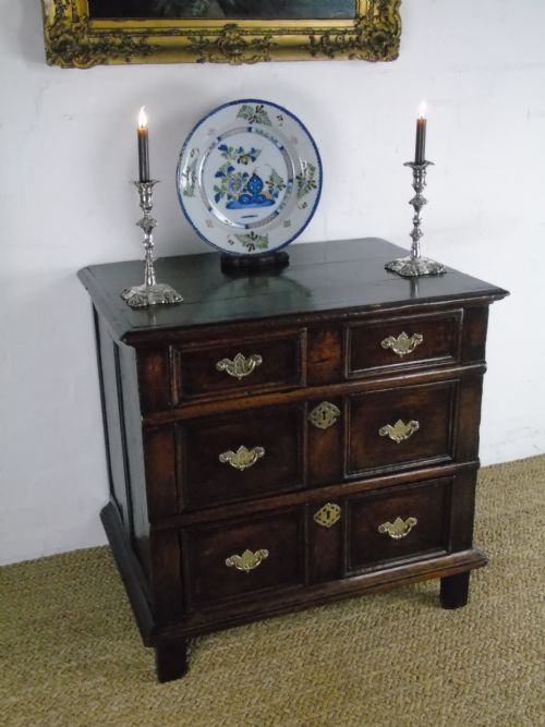 fig 1. A fine early 18th century chest of drawers